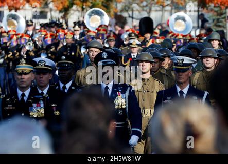 Arlington, États-Unis.11 novembre 2021.Promenade des « Doughboys » parmi les troupes des États-Unis lors d'une procession conjointe avec tous les honneurs évoquant la procession funéraire originale de 1921 d'un soldat inconnu de la première Guerre mondiale, en commémoration du 100e anniversaire de la tombe du soldat inconnu à l'occasion de la fête des anciens combattants au cimetière national d'Arlington, à Arlington, en Virginie, aux États-Unis,11 novembre 2021.Credit: Jonathan Ernst/Pool via CNP/dpa/Alay Live News Banque D'Images