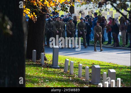 Arlington, Virginie.11 novembre 2021.Le district militaire de l'armée des États-Unis de Washington organise un survol de service conjoint et un cortège d'honneur complet en l'honneur du centenaire de la tombe du soldat inconnu au cimetière national d'Arlington, à Arlington, en Virginie, le 11 novembre 2021.Credit: Jim Watson/Pool via CNP/dpa/Alay Live News Banque D'Images