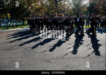 Arlington, Virginie.11 novembre 2021.Le district militaire de l'armée des États-Unis de Washington organise un survol de service conjoint et un cortège d'honneur complet en l'honneur du centenaire de la tombe du soldat inconnu au cimetière national d'Arlington, à Arlington, en Virginie, le 11 novembre 2021.Credit: Jim Watson/Pool via CNP/dpa/Alay Live News Banque D'Images