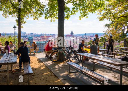 Café en plein air de Letna, Letenske Sady, Letna Park, Holesovice, Prague,République tchèque Banque D'Images