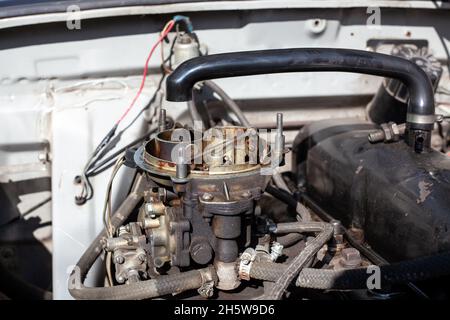 Carburateur démonté sur l'ancien moteur sans dessus ni filtre à air.Moteur du carburateur entretien et réparation.Nettoyage du circuit de carburant.Gros plan Banque D'Images