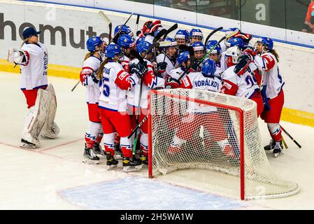 Chomutov, République tchèque.11 novembre 2021.Les joueurs tchèques célèbrent la victoire du match de qualification des femmes au hockey sur glace aux Jeux olympiques de Pékin en République tchèque contre Norvège à Chomutov, République tchèque, le 11 novembre 2021.Crédit : Ondrej Hajek/CTK photo/Alay Live News Banque D'Images