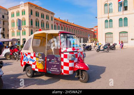 Visite de la ville de Tuktuk, Trg Republike, Split, Croatie Banque D'Images