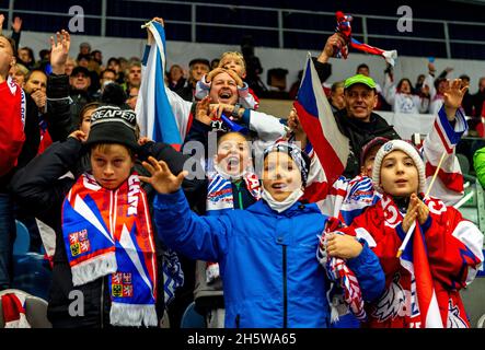 Chomutov, République tchèque.11 novembre 2021.Les fans tchèques lors de la qualification féminine de hockey sur glace correspondent aux Jeux olympiques de Pékin en République tchèque contre Norvège à Chomutov, République tchèque, le 11 novembre 2021.Crédit : Ondrej Hajek/CTK photo/Alay Live News Banque D'Images