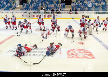 Chomutov, République tchèque.11 novembre 2021.Les joueurs tchèques célèbrent la victoire du match de qualification des femmes au hockey sur glace aux Jeux olympiques de Pékin en République tchèque contre Norvège à Chomutov, République tchèque, le 11 novembre 2021.Crédit : Ondrej Hajek/CTK photo/Alay Live News Banque D'Images