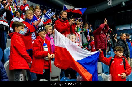 Chomutov, République tchèque.11 novembre 2021.Les fans tchèques lors de la qualification féminine de hockey sur glace correspondent aux Jeux olympiques de Pékin en République tchèque contre Norvège à Chomutov, République tchèque, le 11 novembre 2021.Crédit : Ondrej Hajek/CTK photo/Alay Live News Banque D'Images