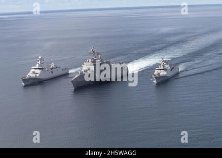 Le navire de combat littoral USS Jackson, au centre, de la Marine américaine, s'embarque avec la frégate KRI I Gusti Ngurah Rai, à droite, de la Marine indonésienne, et la corvette KRI Diponegoro, de la classe de la marine indonésienne, lors de la coopération et de la préparation et de l'entraînement 9 novembre 2021 dans la mer de Java. Banque D'Images