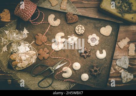 Biscuits de Noël sur un plateau rouillé sur fond de bois, scène de préparation pour les cadeaux de noël, vue du dessus Banque D'Images