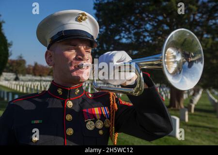 Arlington, États-Unis.10 novembre 2021.Le bugler SSgt.Timothy Weiland du corps des Marines des États-Unis joue des robinets lors d'une cérémonie en l'honneur de la Journée des anciens combattants au cimetière national d'Arlington, le 10 novembre 2021 à Arlington, en Virginie.Crédit : Lcpl.Mark Morales/Etats-UnisMarine corps/Alamy Live News
