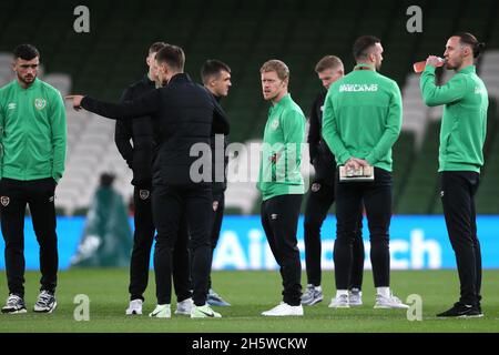 Les joueurs de la République d'Irlande inspectent le terrain avant le match de qualification de la coupe du monde de la FIFA au stade Aviva de Dublin.Date de la photo: Jeudi 11 novembre 2021. Banque D'Images