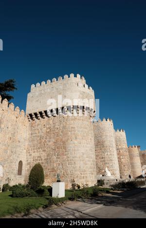 Les murs d'Ávila au Paseo del Rastro.Ces fortifications sont les plus complètes de toute l'Espagne et ont été achevées entre le 11ème et le 14ème siècle Banque D'Images