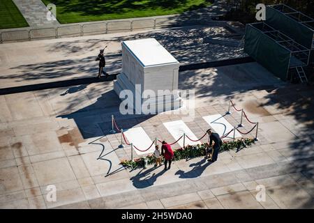 Arlington, États-Unis.09ème novembre 2021.Les visiteurs placent des fleurs à la tombe du soldat inconnu lors d'une cérémonie commémorant le centenaire du cimetière national d'Arlington, le 9 novembre 2021 à Arlington, en Virginie.Crédit : Elizabeth Fraser/DOD photo/Alamy Live News Banque D'Images