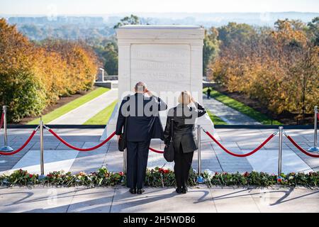 Arlington, États-Unis.09ème novembre 2021.Les visiteurs placent des fleurs à la tombe du soldat inconnu lors d'une cérémonie commémorant le centenaire du cimetière national d'Arlington, le 9 novembre 2021 à Arlington, en Virginie.Crédit : Elizabeth Fraser/DOD photo/Alamy Live News Banque D'Images