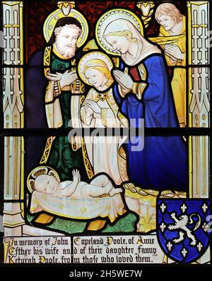 Une fenêtre en vitraux de Christpher Webb représentant l'adoration du bébé jésus, l'église St Swithun, le Quinton inférieur, Warwickshire Banque D'Images