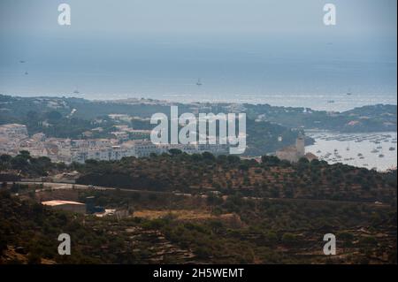 Vue de loin sur la station balnéaire espagnole de Cadaques Banque D'Images