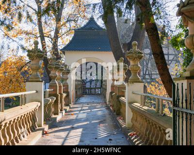 Parc du Manoir dans la ville d'Ilowa en Pologne.Il y a un cloître dans le jardin japonais avec une pagode japonaise au sommet. Banque D'Images