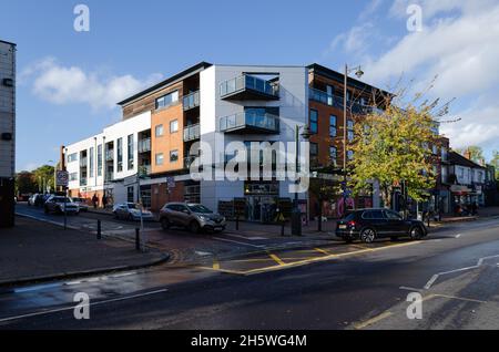 Les boutiques et les appartements le long de la route de la gare à Upminster, Londres, Royaume-Uni Banque D'Images