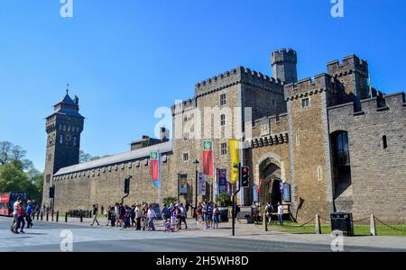 Cardiff, Royaume-Uni, 21 avril 2019.Extérieur du château de Cardiff avec des visiteurs à l'extérieur dans une journée ensoleillée. Banque D'Images