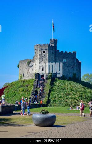 Cardiff, Royaume-Uni, 21 avril 2019.Les gens visitent le château de Cardiff par une journée ensoleillée. Banque D'Images