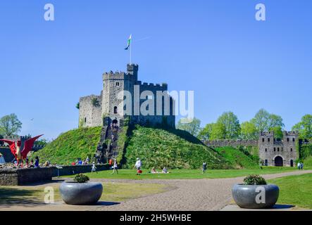 Cardiff, Royaume-Uni, 21 avril 2019.Les gens visitent le château de Cardiff par une journée ensoleillée. Banque D'Images