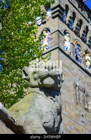 Cardiff, Royaume-Uni, 21 avril 2019.Une sculpture de lion à l'extérieur du château de Cardiff par temps ensoleillé. Banque D'Images