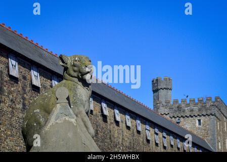 Cardiff, Royaume-Uni, 21 avril 2019.Une sculpture de lion près du château de Cardiff par temps ensoleillé. Banque D'Images