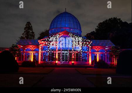 Londres, Royaume-Uni.11 novembre 2021.Le Grand Conservatoire est illuminé à un aperçu de la forêt enchantée à Syon Park, dans l'ouest de Londres.Aujourd'hui dans sa 15e année, mais annulé l'année dernière en raison de préoccupations liées au coronavirus, l'événement présente des illuminations sur un sentier à travers des terrains paysagés par Capability Brown, passant par la maison Syon du XVIe siècle, la maison londonienne du duc de Northumberland, et se termine au Grand Conservatoire.Le spectacle se déroulera du 12 au 28 novembre 2021.Credit: Stephen Chung / Alamy Live News Banque D'Images