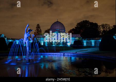 Londres, Royaume-Uni.11 novembre 2021.La statue de Mercury et le Grand Conservatoire sont illuminés à un aperçu de la forêt enchantée au parc Syon à l'ouest de Londres.Aujourd'hui dans sa 15e année, mais annulé l'année dernière en raison de préoccupations liées au coronavirus, l'événement présente des illuminations sur un sentier à travers des terrains paysagés par Capability Brown, passant par la maison Syon du XVIe siècle, la maison londonienne du duc de Northumberland, et se termine au Grand Conservatoire.Le spectacle se déroulera du 12 au 28 novembre 2021.Credit: Stephen Chung / Alamy Live News Banque D'Images