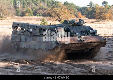 Un Bergepanzer BPz3 Büffel véhicule de récupération blindé de l'Armée royale des pays-Bas comprend un bulldozer et une grue avec treuil intégré. Banque D'Images