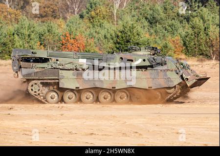 Un Bergepanzer BPz3 Büffel véhicule de récupération blindé de l'Armée royale des pays-Bas comprend un bulldozer et une grue avec treuil intégré. Banque D'Images