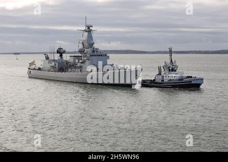 Le remorqueur TEMPEST guide le navire de la Marine belge BNS LEOPOLD 1 (F930) dans le port Banque D'Images