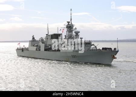 La frégate de classe Halifax de la Marine royale du Canada NCSM FREDERICTON (FFH337) arrivant à la base navale Banque D'Images