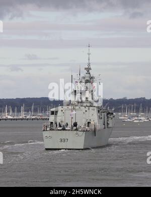 La frégate de classe Halifax de la Marine royale du Canada NCSM FREDERICTON (FFH337) se dirigeant vers un quai dans la base navale Banque D'Images