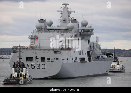 Les remorqueurs TEMPEST et INDULGENT guide le lubrificateur HNoMS MAUD de la Marine royale norvégienne vers un poste d'amarrage dans la base navale Banque D'Images