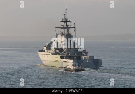 Le navire de patrouille de la Marine royale, le HMS SEVERN, se dirige vers le Solent, suivi de près d'un lancement pilote de l'Amirauté Banque D'Images