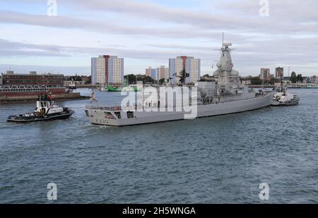 Les remorqueurs TEMPEST et INDULGENT guide le navire de la Marine belge BNS LEOPOLD 1 (F930) dans le port Banque D'Images