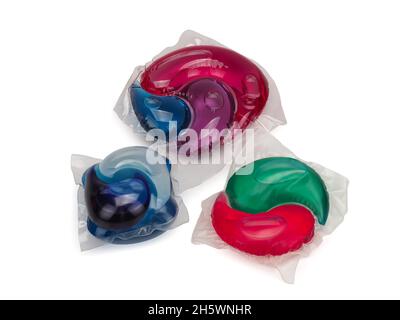 Capsules de gel de lavage sur fond blanc Banque D'Images