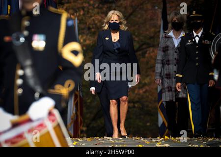 Arlington, États-Unis.11 novembre 2021.La première dame Jill Biden participe à une cérémonie de dépôt de serment d'honneur des forces armées présidentielles à l'occasion du 100e anniversaire de la tombe du soldat inconnu au cimetière national d'Arlington, à Arlington, en Virginie, aux États-Unis, le jeudi 11 novembre,2021. 2021 marque le centenaire de la tombe du Soldat inconnu, offrant un dernier lieu de repos à l'un des membres non identifiés de la première Guerre mondiale de l'Amérique, et des inconnus des guerres ultérieures ont été ajoutés en 1958 et 1984.Photographe: Oliver Contreras/Pool/Sipa USA crédit: SIPA USA/Alay Live News Banque D'Images