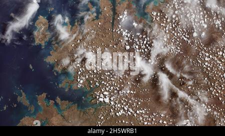 La première image recueillie par le satellite de télédétection Landsat 9, le 31 octobre 2021, montrant les îles côtières et les criques éloignées de la région de Kimberly en Australie occidentale.Une version améliorée des images Landsat 9 originales.Crédit NASA/USGS Banque D'Images