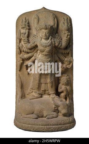 Sculpture en pierre de la déesse hindoue Durga tuant le démon de Buffalo.Le démon était un changement de forme.Il est apparu pour la première fois comme un buffle et a été décapité par Durga.Lorsque le démon a pris la forme humaine, la déesse l'a tué à nouveau, cette fois en utilisant un trident.Selon la mythologie hindoue, la déesse Durga était la seule capable d'arrêter le démon.Dans ses huit armes, elle porte les armes et les symboles des divinités dont elle représente la puissance combinée. Banque D'Images