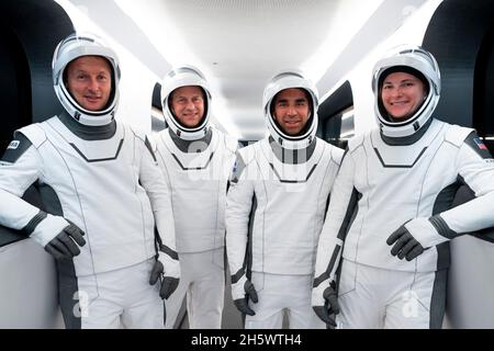 Kennedy Space Center, Floride, États-Unis.28 octobre 2021.SpaceX Crew-3 est le troisième vol opérationnel de l'équipage commercial de la NASA d'un vaisseau spatial Crew Dragon et le quatrième vol à équipage pour le programme commercial.La mission a été lancée avec succès le 11 novembre 2021.La fusée SpaceX Falcon 9 a propulsé l'engin spatial Crew Dragon Endurance en orbite avec les astronautes de la NASA Raja Chari, Tom Marshburn et Kayla Barron, ainsi qu'avec l'astronaute de l'Agence spatiale européenne Matthias Maurer, pour commencer une mission scientifique de six mois sur la station spatiale.Cette mission est le premier vol spatial pour les astronautes Chari, Banque D'Images