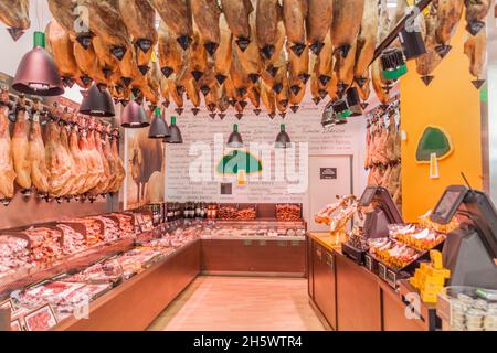 TOLÈDE, ESPAGNE - 23 OCTOBRE 2017: Intérieur d'un magasin de viande plein de jambons à Tolède, Espagne Banque D'Images