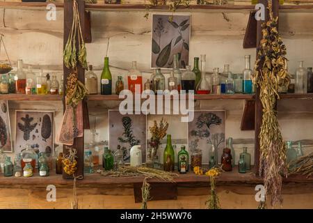 étagère de bouteilles avec médicaments vintage dans un magasin de pharmacien. Banque D'Images