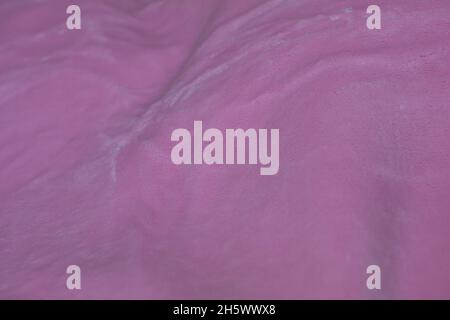 tissu en velours rose sur fond texturé Banque D'Images