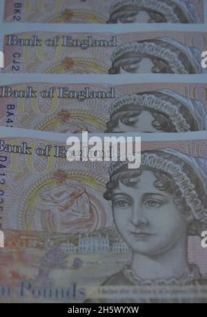 Plusieurs billets de la Banque d'Angleterre de £10 disposés à l'arrière montrant l'image de l'auteur, Jane Austen Banque D'Images