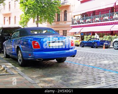 Kiev, Ukraine; 14 mai 2011: Voiture de muscle Blue american Corvette Cabriolet de Chevrolet et Bentley Azure Banque D'Images