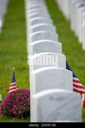 Pennsylvanie, États-Unis.11 novembre 2021.Des drapeaux américains sont mis sur des tombes pour la fête des anciens combattants, le jeudi 11 novembre 2021, à Washington Crossing, dans le cimetière national de Washington Crossing, en Pennsylvanie.( Credit: William Thomas Cain/Alamy Live News Credit: William Thomas Cain/Alamy Live News Banque D'Images