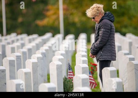 Pennsylvanie, États-Unis.11 novembre 2021.Une femme non identifiée visite une tombe le jeudi 11 novembre 2021 à Washington Crossing, au cimetière national de Washington Crossing, en Pennsylvanie.( Credit: William Thomas Cain/Alamy Live News Credit: William Thomas Cain/Alamy Live News Banque D'Images