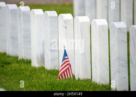 Pennsylvanie, États-Unis.11 novembre 2021.Des drapeaux américains sont mis sur des tombes pour la fête des anciens combattants, le jeudi 11 novembre 2021, à Washington Crossing, dans le cimetière national de Washington Crossing, en Pennsylvanie.( Credit: William Thomas Cain/Alamy Live News Credit: William Thomas Cain/Alamy Live News Banque D'Images