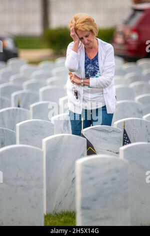 Pennsylvanie, États-Unis.11 novembre 2021.Marie Martin de Philadelphie visite la tombe de son défunt mari Thomas Martin, décédé en janvier dernier, le jour des vétérans, le jeudi 11 novembre 2021, à Washington Crossing, dans le cimetière national de Washington Crossing, en Pennsylvanie.( Credit: William Thomas Cain/Alamy Live News Credit: William Thomas Cain/Alamy Live News Banque D'Images